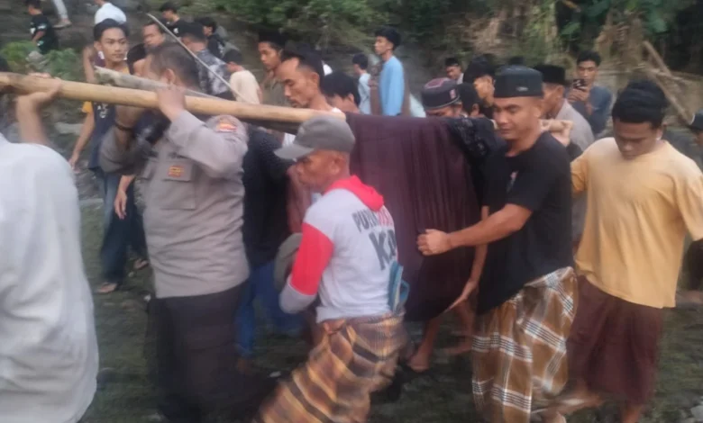 Evakuasi Mayat Pria di Bendungan Pengga
