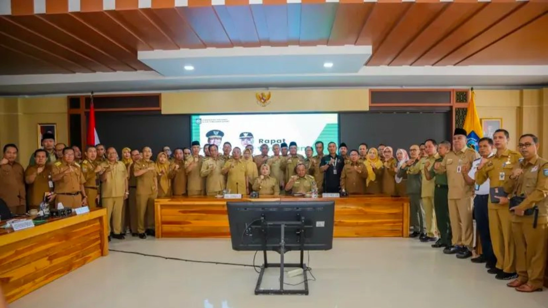 Foto bersama Pejabat Pemprov NTB dengan Wakil Gubernur NTB Indah Dhamayanti Putri