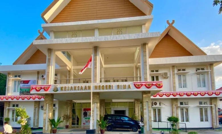 Gedung Kejari Bima Kasus Korupsi Kredit Bank Mandiri Dugaan Korupsi Festival Rimpu Mantika 2025