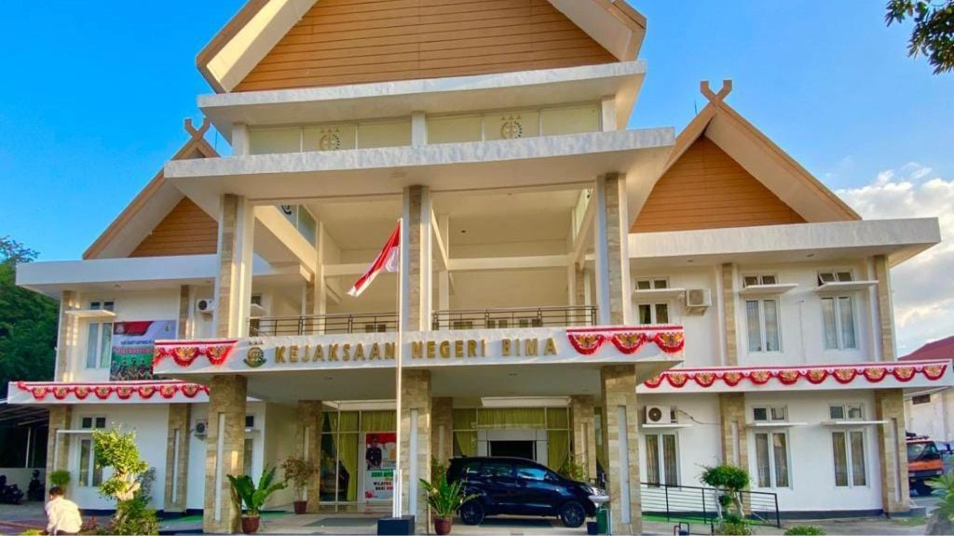 Gedung Kejari Bima Kasus Korupsi Kredit Bank Mandiri Dugaan Korupsi Festival Rimpu Mantika 2025