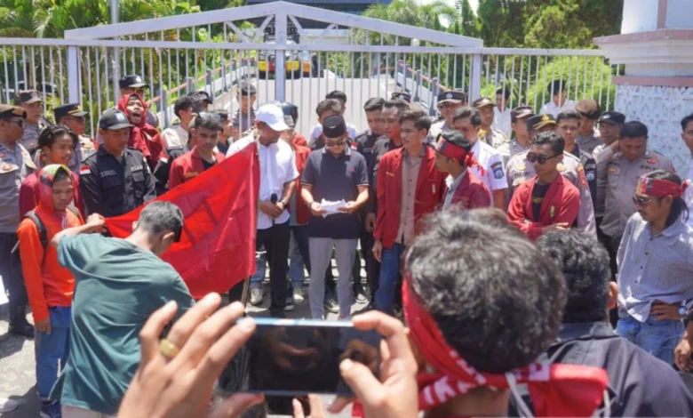 IMM Mataram Geruduk Kantor DPRD NTB