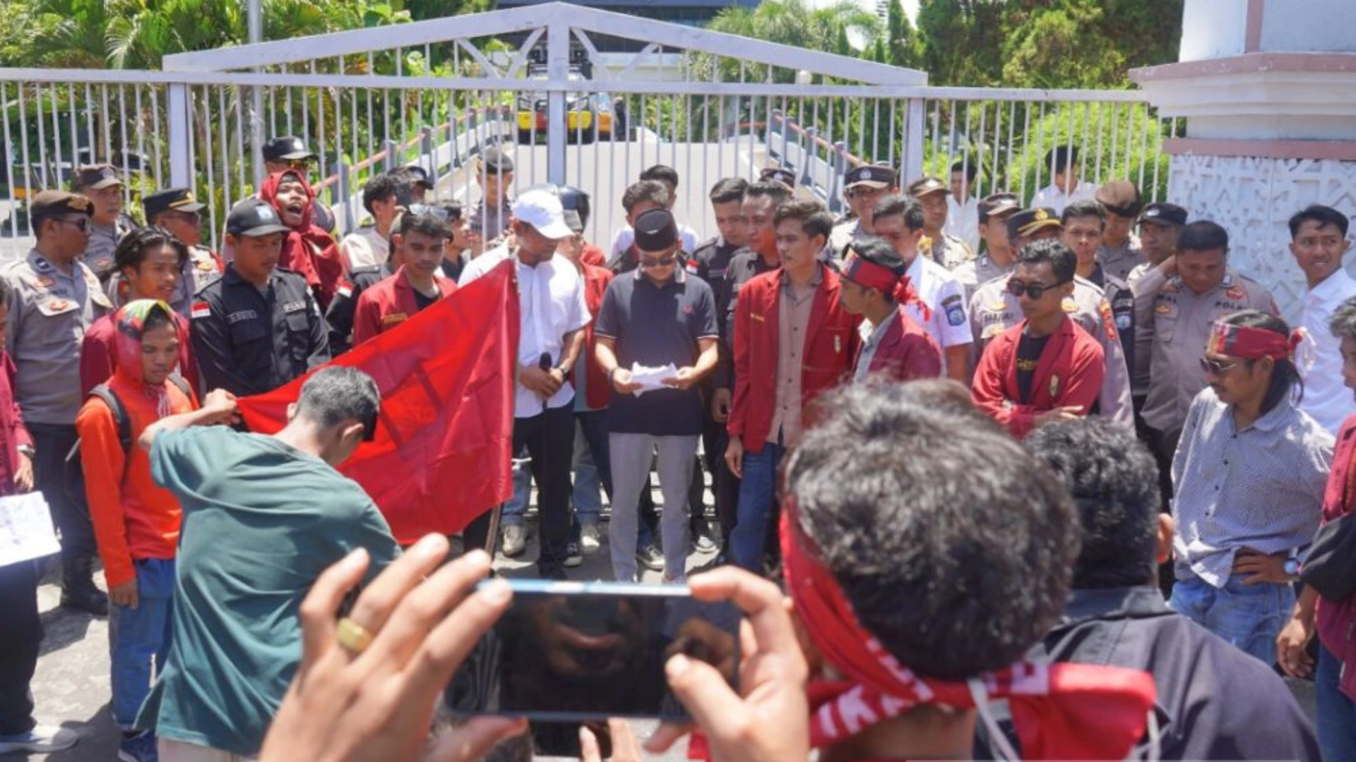 IMM Mataram Geruduk Kantor DPRD NTB