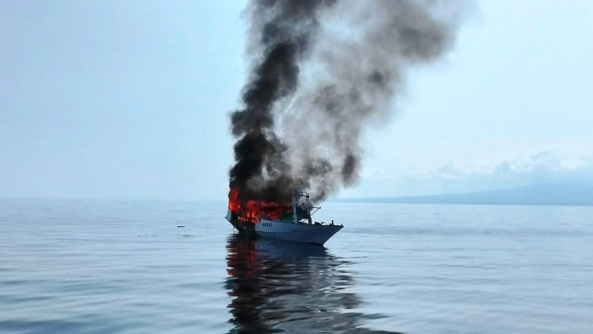 Kapal Nelayan Asal Sumbawa Terbakar