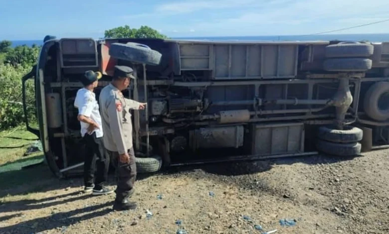 Kecelakaan Tunggal Bus Karyawan PT AMNT