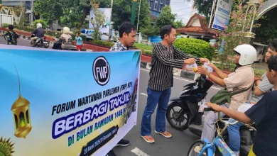 Kegiatan Berbagi Takjil Forum Wartawan Parlemen NTB