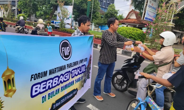 Kegiatan Berbagi Takjil Forum Wartawan Parlemen NTB