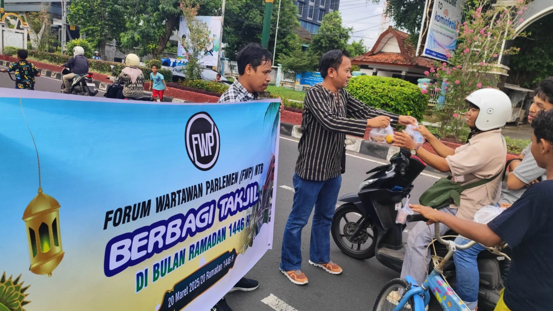 Kegiatan Berbagi Takjil Forum Wartawan Parlemen NTB