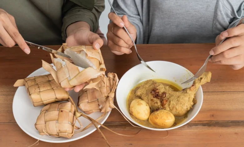 Ketua dan Opor Ayam Hidangan Khas Perayaan Lebaran di Indonesia