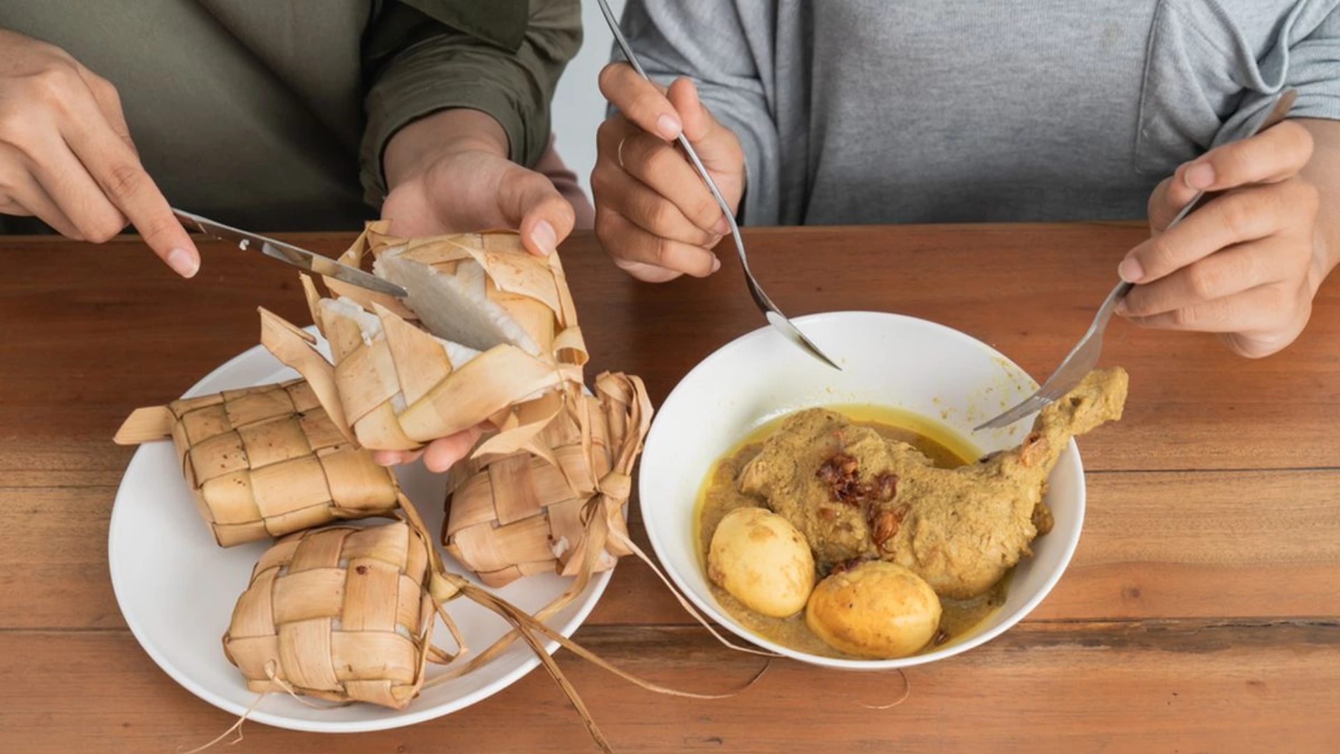 Ketua dan Opor Ayam Hidangan Khas Perayaan Lebaran di Indonesia