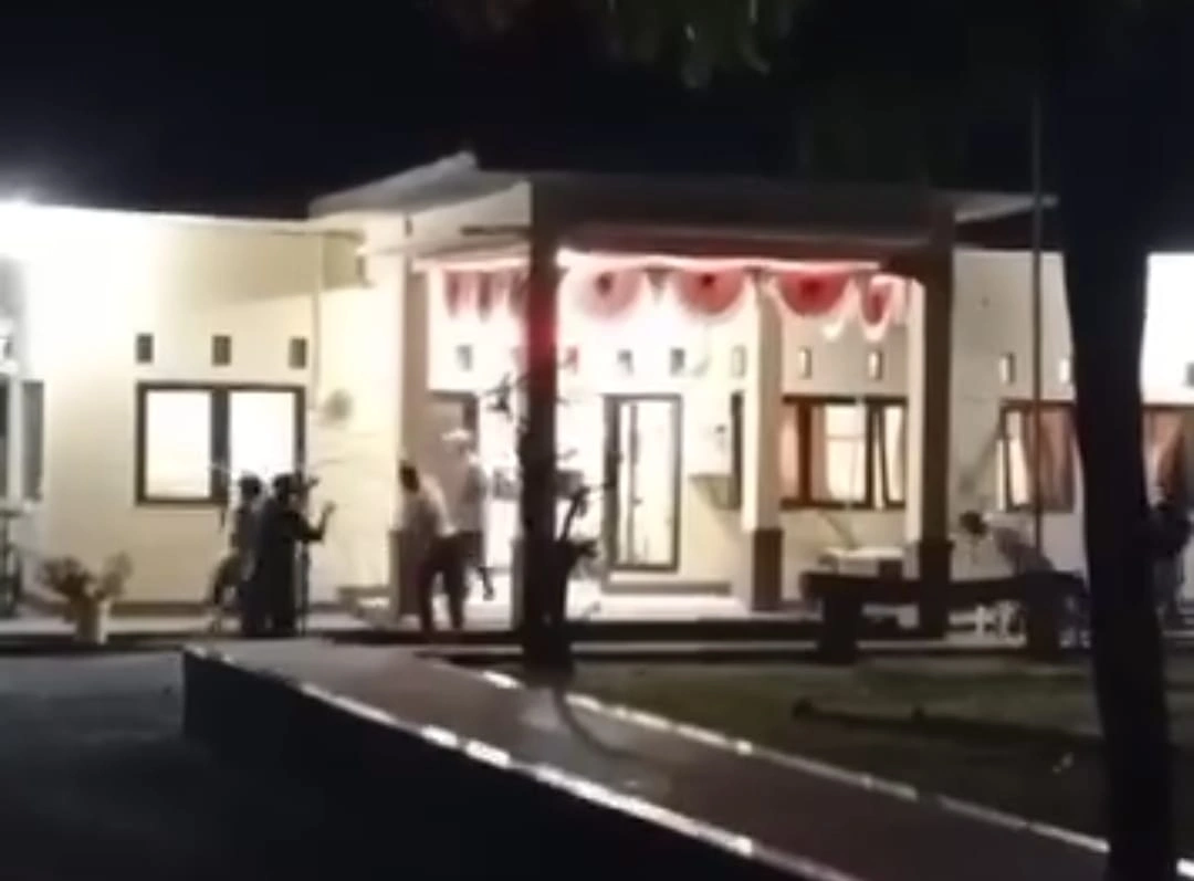 Mapolsek Kayangan Diserang Warga