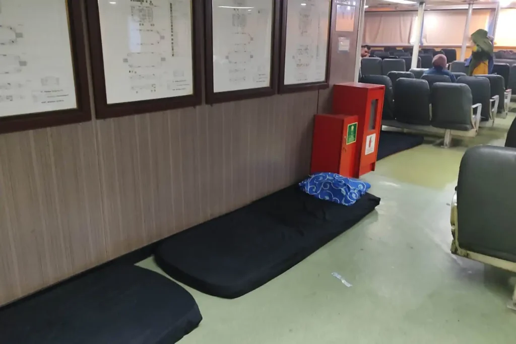 Larangan Sewa Matras Dishub NTB Kapal Kayangan - Poto Tano