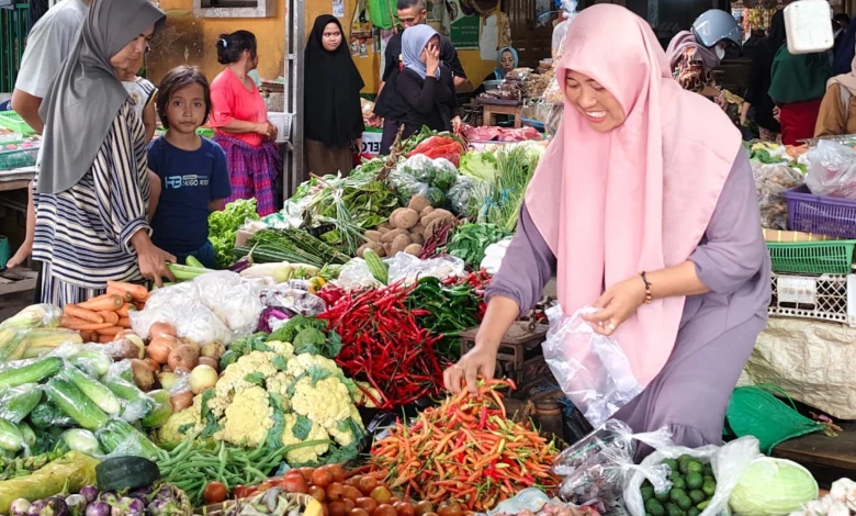 Deflasi Salah satu pedagang cabai di Pasar Keboen Roek Ampenan Kota Mataram