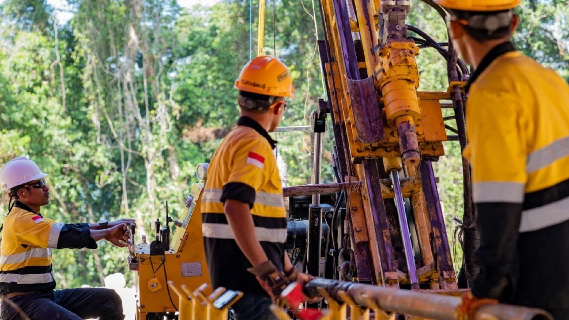 Pekerja Proyek Elang AMMAN Sumbawa