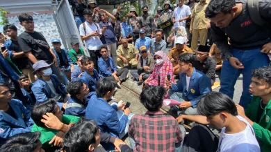 Ratusan Mahasiswa Aksi Depan DPRD NTB Desak TNI Ke Barak