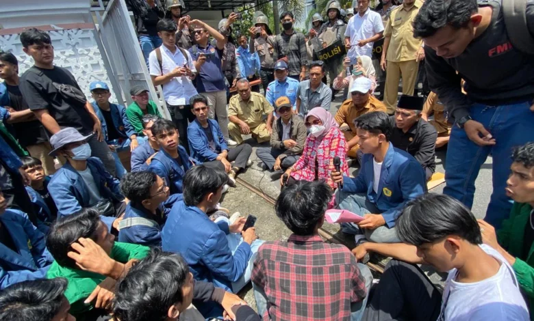 Ratusan Mahasiswa Aksi Depan DPRD NTB Desak TNI Ke Barak