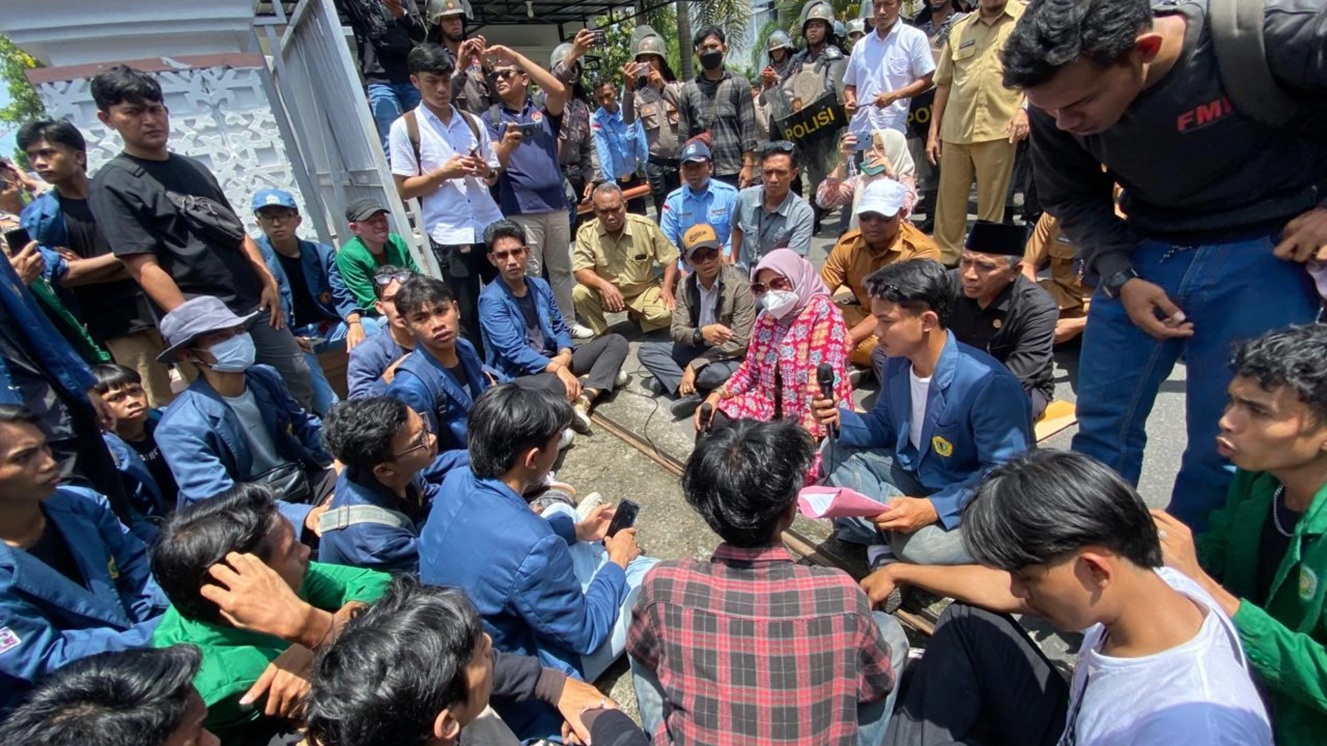 Ratusan Mahasiswa Aksi Depan DPRD NTB Desak TNI Ke Barak
