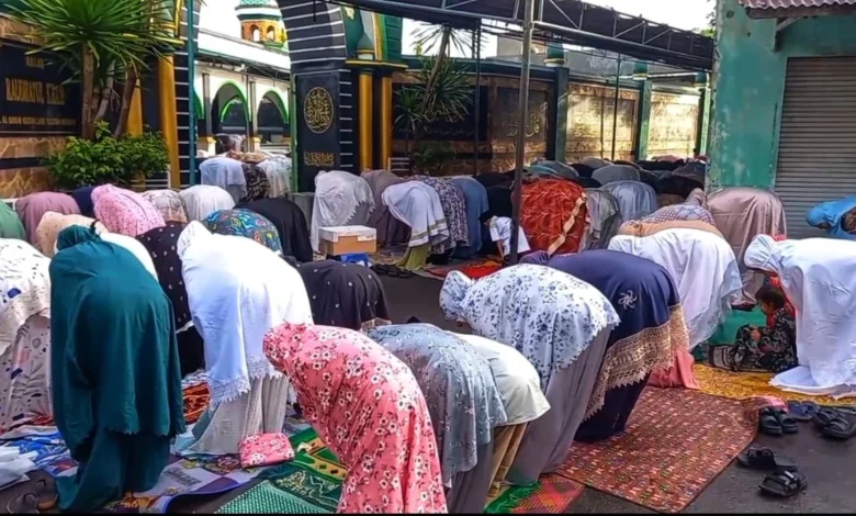 Salat Idulfitri Jemaah Naqsabandiyah Mataram