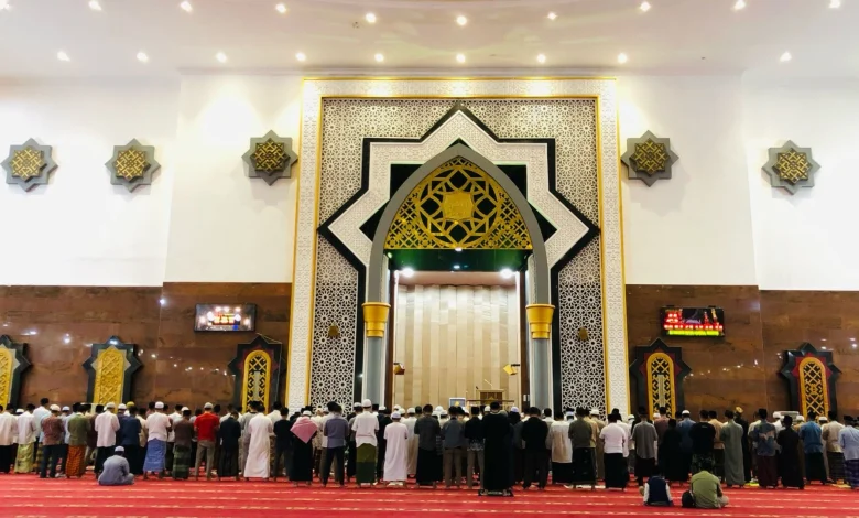 Salat Tarawih Pertama di Islamic Center NTB