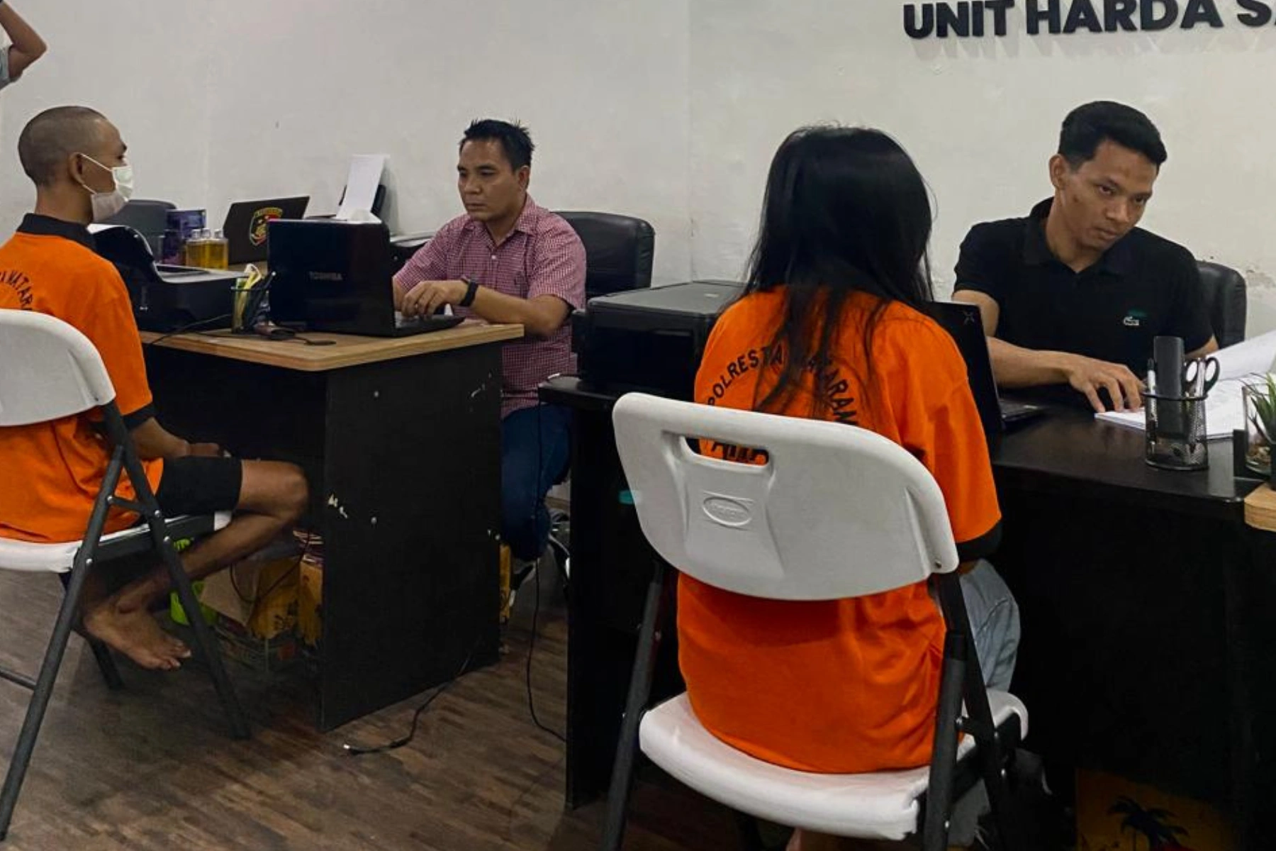 Tersangka penggelapan sandal zuma dimintai keterangan oleh Unit Harda Reskrim Polresta Mataram. Foto : Atim Laili