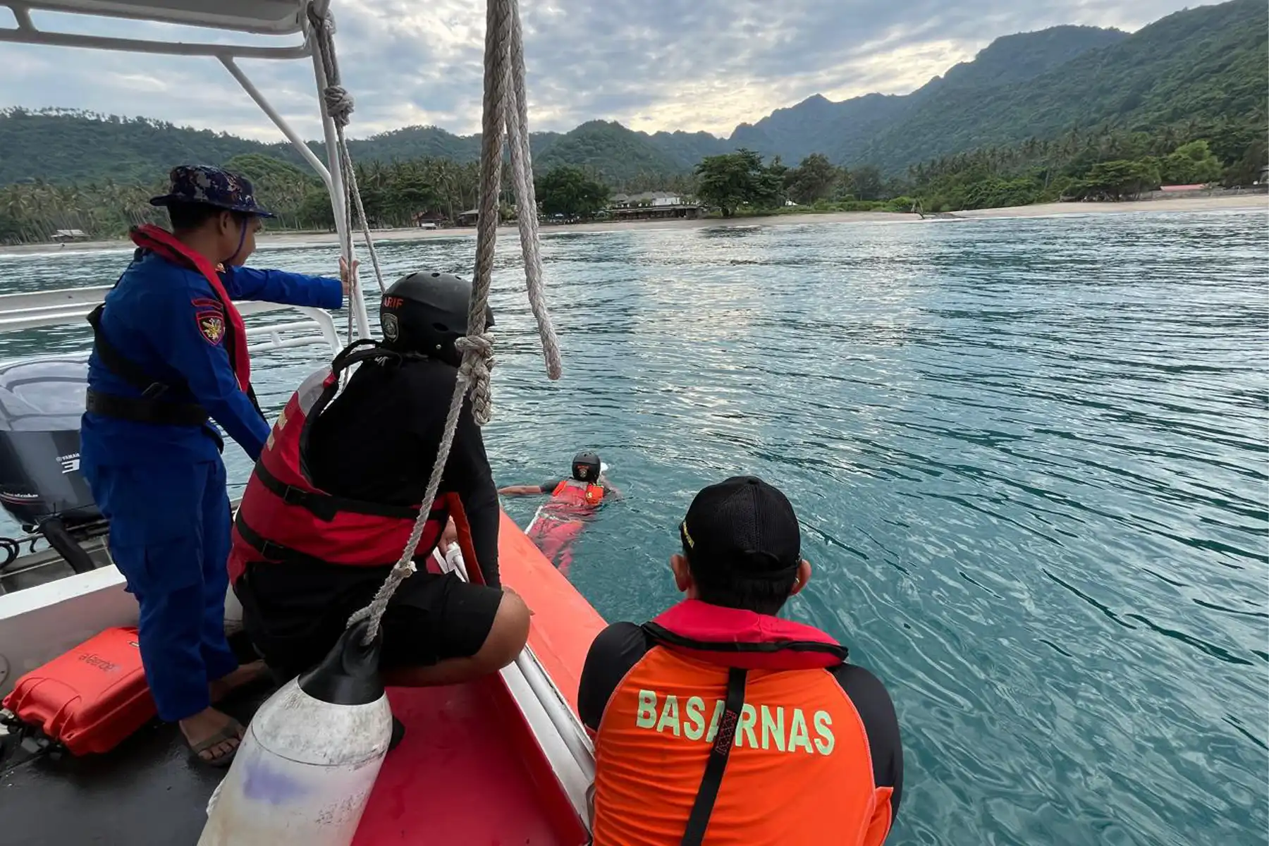 pencarian peselancar asal Sumbawa