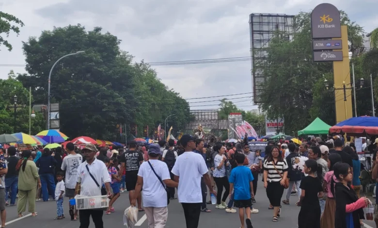 Warga Antusias Menyaksikan Pawai Ogoh-ogoh di Kota Mataram