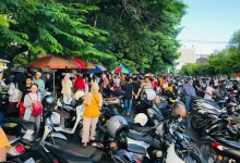 Warga Berburu Takjil Depan Taman Budaya