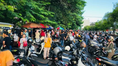 Warga Berburu Takjil Depan Taman Budaya