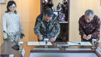 Penandatanganan kesepakatan perjanjian kerja sama antara Kemendiktisaintek dengan LPDP terkait Program Kolaborasi Pendanaan Beasiswa dan Peningkatan Kompetensi. Foto: Dok. Kemendiktisaintek.