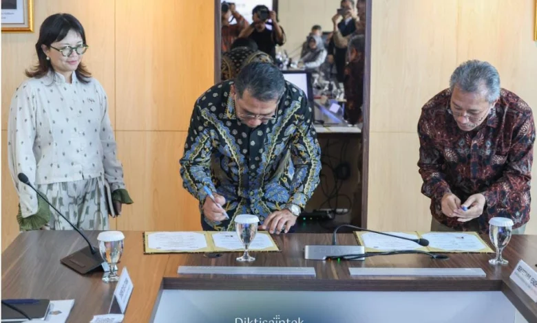 Penandatanganan kesepakatan perjanjian kerja sama antara Kemendiktisaintek dengan LPDP terkait Program Kolaborasi Pendanaan Beasiswa dan Peningkatan Kompetensi. Foto: Dok. Kemendiktisaintek.