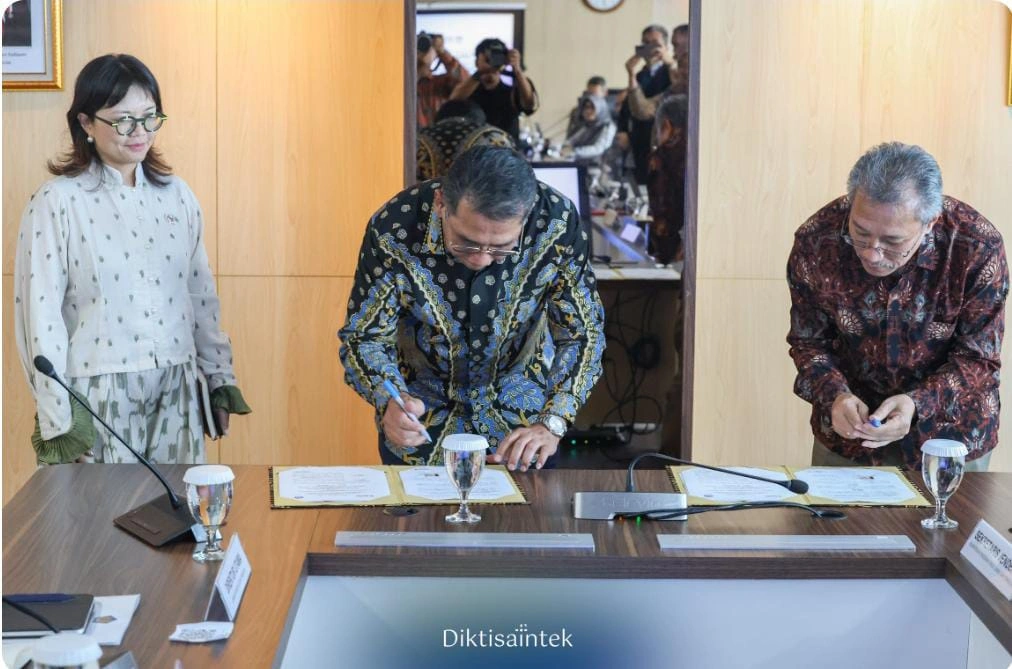 Penandatanganan kesepakatan perjanjian kerja sama antara Kemendiktisaintek dengan LPDP terkait Program Kolaborasi Pendanaan Beasiswa dan Peningkatan Kompetensi. Foto: Dok. Kemendiktisaintek.