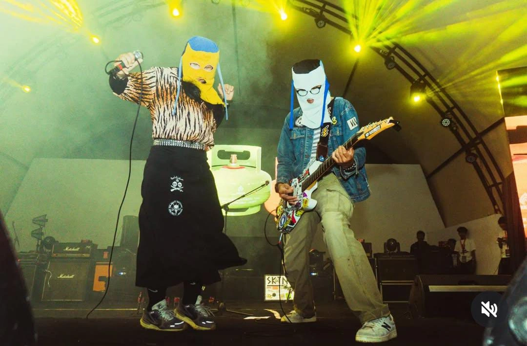 Band Punk Sukatani saat mentas. Foto: Instagram/@sukatani.band