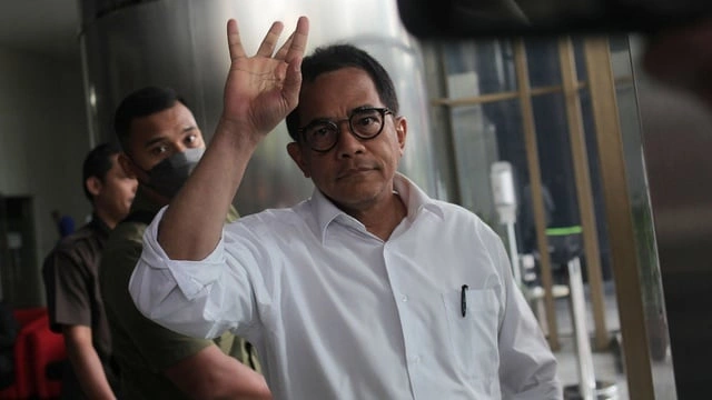 Sekretaris Jenderal DPR Indra Iskandar berjalan ke luar ruangan seusai menjalani pemeriksaan di Gedung KPK, Jakarta. Foto: Antara