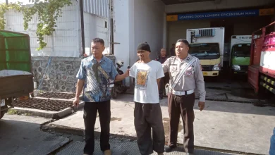 Polisi mengamankan terduga pencurian motor di Parkiran Epicentrum Mall pada Sabtu, 8 Maret 2025. Foto : istimewa