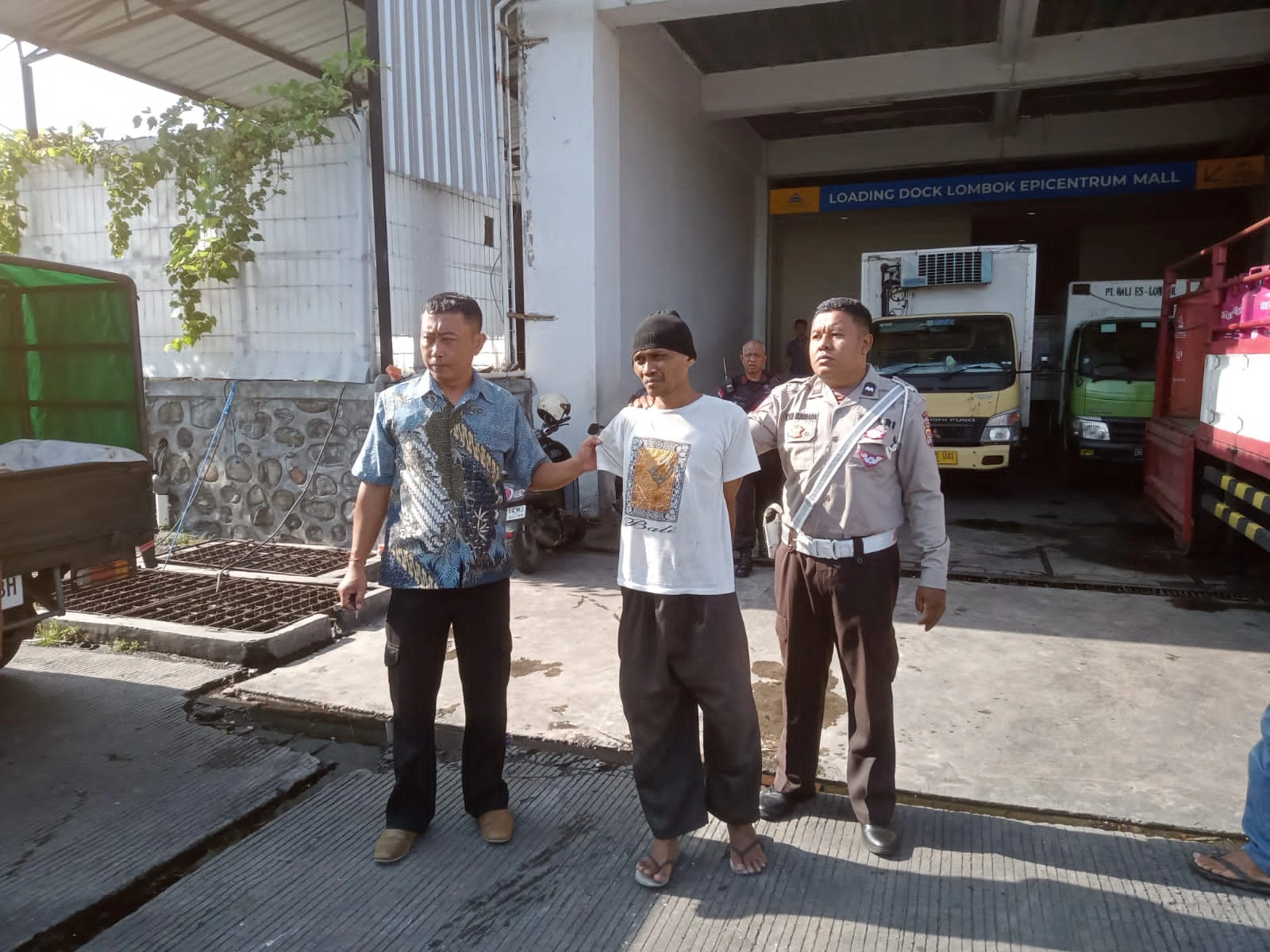 Polisi mengamankan terduga pencurian motor di Parkiran Epicentrum Mall pada Sabtu, 8 Maret 2025. Foto : istimewa