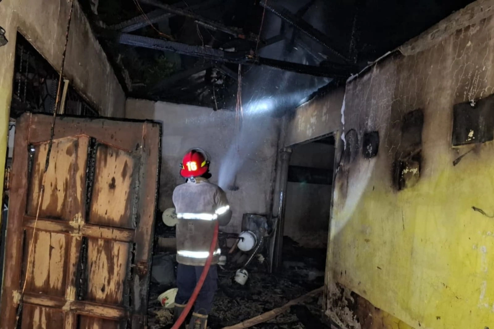Kebakaran rumah di Terara, 8 Maret 2025. Foto: Istimewa