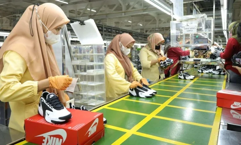 Ilustrasi produksi sepatu Nike di Viktory Chingluh Indonesia, 2025. Foto: RRI
