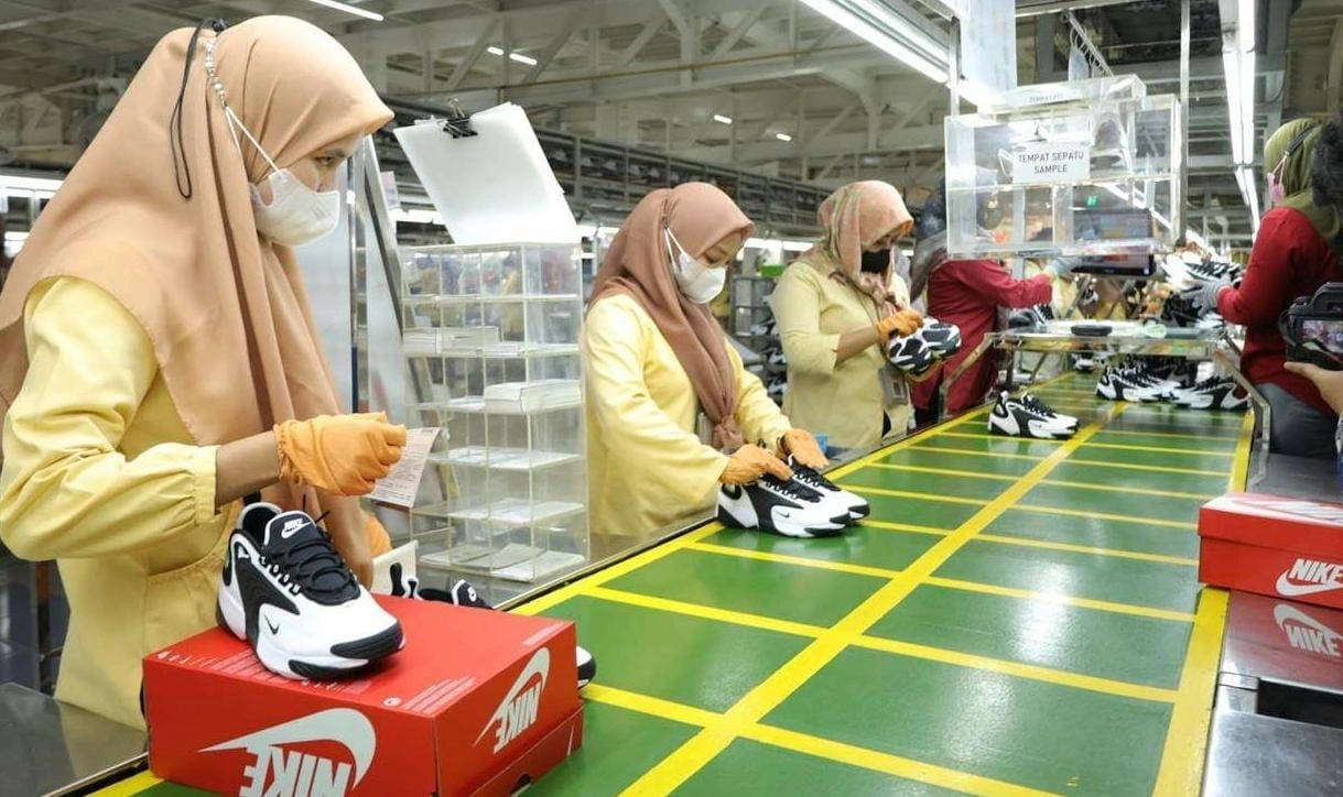Ilustrasi produksi sepatu Nike di Viktory Chingluh Indonesia, 2025. Foto: RRI