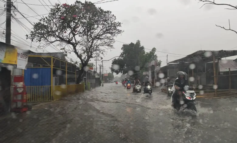 Genangan air di Jalan Guru Bangkol, Pagesangan Mataram, 2024. Foto: Haris Al Kindi