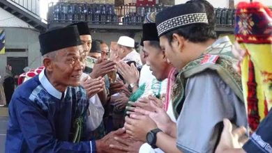 Ilustrasi warga saling berjabat tangan bermaaf-maafan dan mengucapkan selamat hari raya Idulfitri