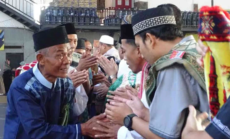 Ilustrasi warga saling berjabat tangan bermaaf-maafan dan mengucapkan selamat hari raya Idulfitri