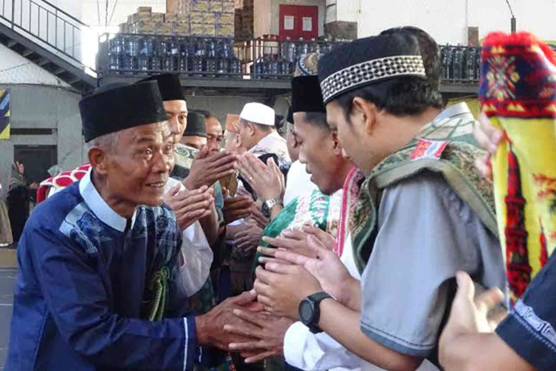 Ilustrasi warga saling berjabat tangan bermaaf-maafan dan mengucapkan selamat hari raya Idulfitri