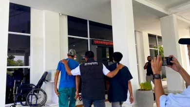 Kedua tersangka kasus pembiaran perkawinan anak di Lombok Barat tiba di Kejaksaan Negeri Mataram, Rabu, 5 Maret 2025. Foto: Atim Laili
