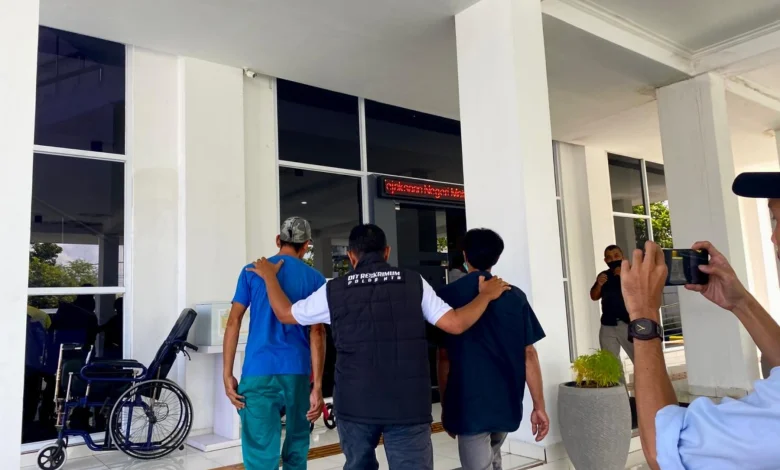 Kedua tersangka kasus pembiaran perkawinan anak di Lombok Barat tiba di Kejaksaan Negeri Mataram, Rabu, 5 Maret 2025. Foto: Atim Laili