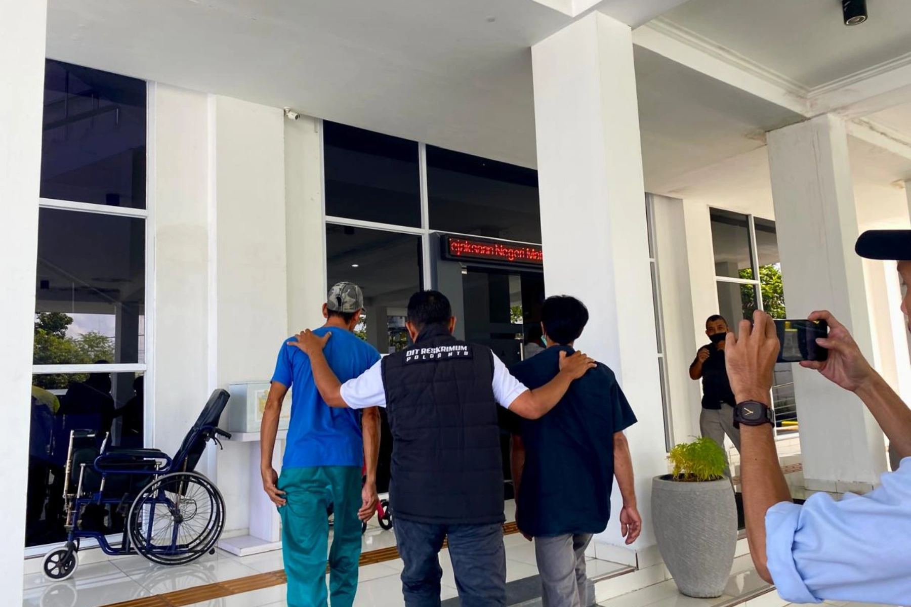 Kedua tersangka kasus pembiaran perkawinan anak di Lombok Barat tiba di Kejaksaan Negeri Mataram, Rabu, 5 Maret 2025. Foto: Atim Laili