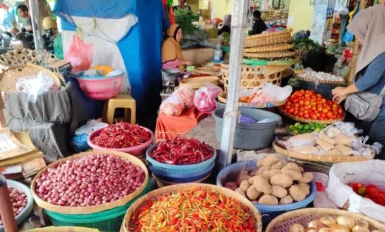 Pedagang Cabai di Kota Mataram Harga Pangan Meroket Makin Pedas Inflasi NTB Maret 2025