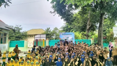 Kak Awan Dongeng saat menggelar safari dongeng di SDIT Al-Azzam Sila, Kabupaten Bima, Sabtu, 8 Maret 2025. Foto: Istimewa