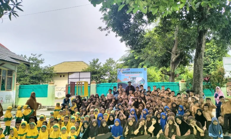 Kak Awan Dongeng saat menggelar safari dongeng di SDIT Al-Azzam Sila, Kabupaten Bima, Sabtu, 8 Maret 2025. Foto: Istimewa
