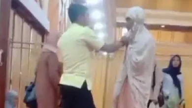 Pria Bermukena Menyusup ke Jemaah Wanita