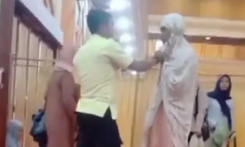 Pria Bermukena Menyusup ke Jemaah Wanita