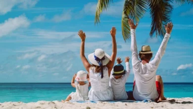 Ilustrasi Keluarga Berlibur di Pantai saat Libur Bulan Mei 2025